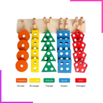 Cinq formes géométriques (pentagone, triangle, cercle, carré et rectangle) de couleurs différentes à empiler par bloc de 4