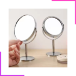 Miroir maquillage double face sur table