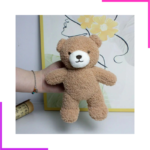 Peluche, compagnon d'éveil bébé