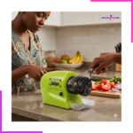 Aiguiseur électrique Swift Sharp utilisé par une femme en cuisine.
