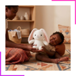 Peluche, compagnon d'éveil bébé