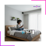 Femme surveillant sa chambre via son smartphone grâce à une caméra miniature connectée.