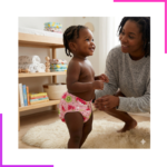 Bébé portant une couche lavable rose à motifs  avec sa maman