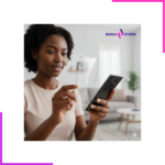 Femme tenant un smartphone et un protège-écran.