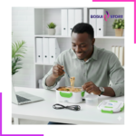 Lunch box chauffante électrique blanche et verte Bogui Store posée sur un bureau, avec son câble d'alimentation noir plié et son couvercle hermétique à côté