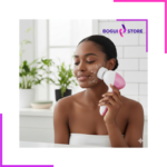 Femme utilisant une brosse nettoyante visage électrique dans sa salle de bain.