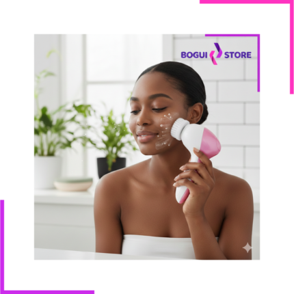 Femme utilisant une brosse nettoyante visage électrique dans sa salle de bain.