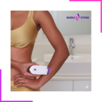 Femme utilisant un épilateur de précision sur sa peau