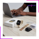 Montre connectée premium et accessoires sur un bureau avec utilisateur.