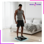 Homme utilisant une balance intelligente noire dans une chambre.